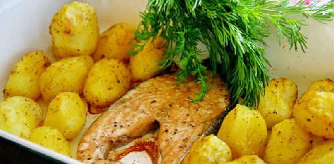 Roze zalm met aardappelen, gebakken in de oven - recepten voor smakelijke en sappige vis