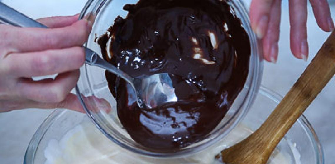 Κέικ με μαύρη σταφίδα «Καλοκαιρινό διακοπές» Συνταγή για κέικ σοκολάτας με μαύρη σταφίδα